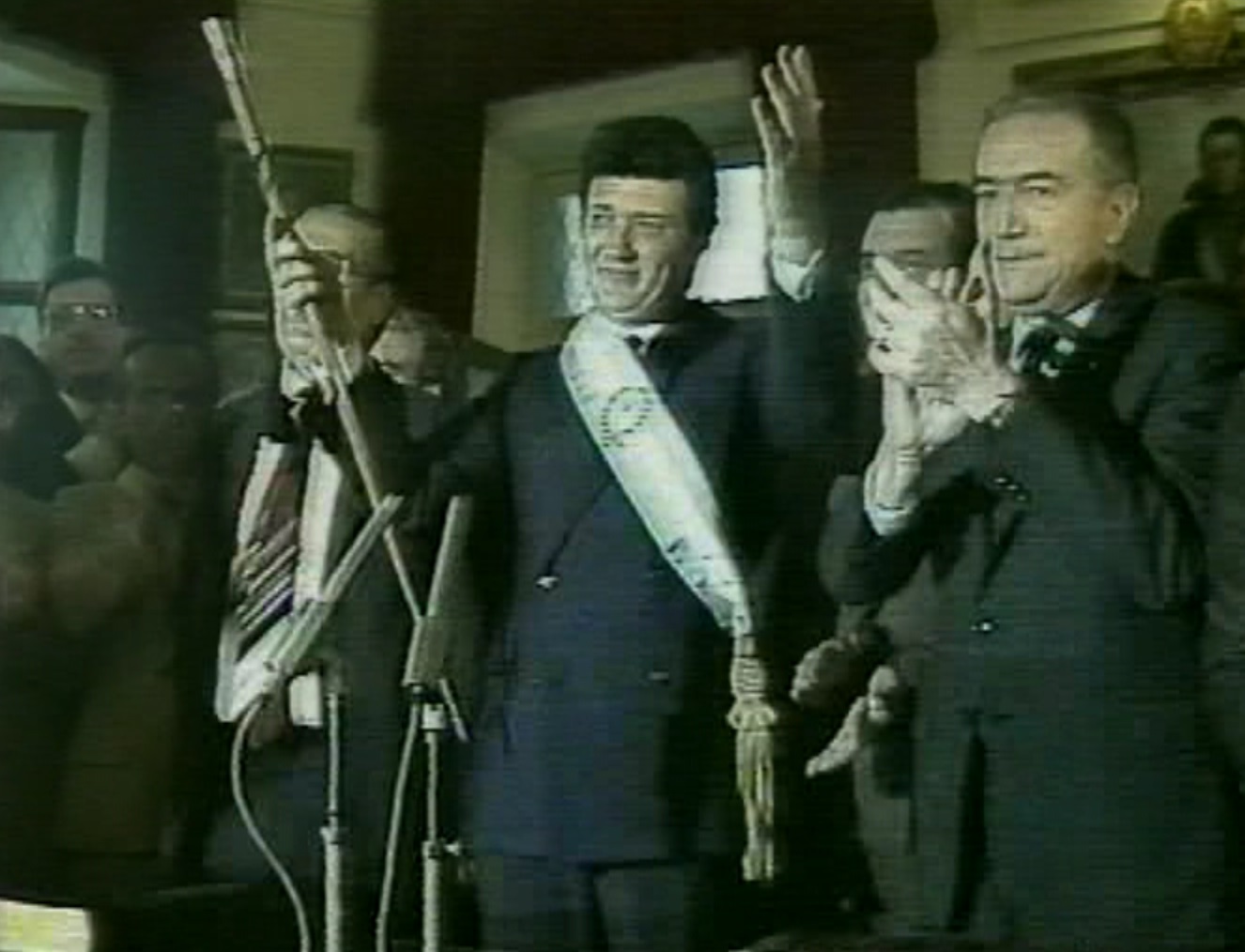 1983 : Asume José María Vernet, el primer Gobernador de la Democracia -  TvDoc